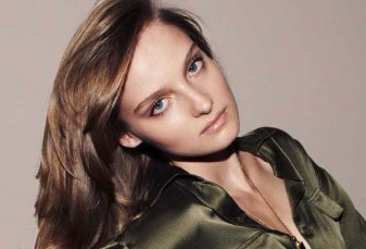 A classic of feminine’s wardrobe: Equipment shirt.