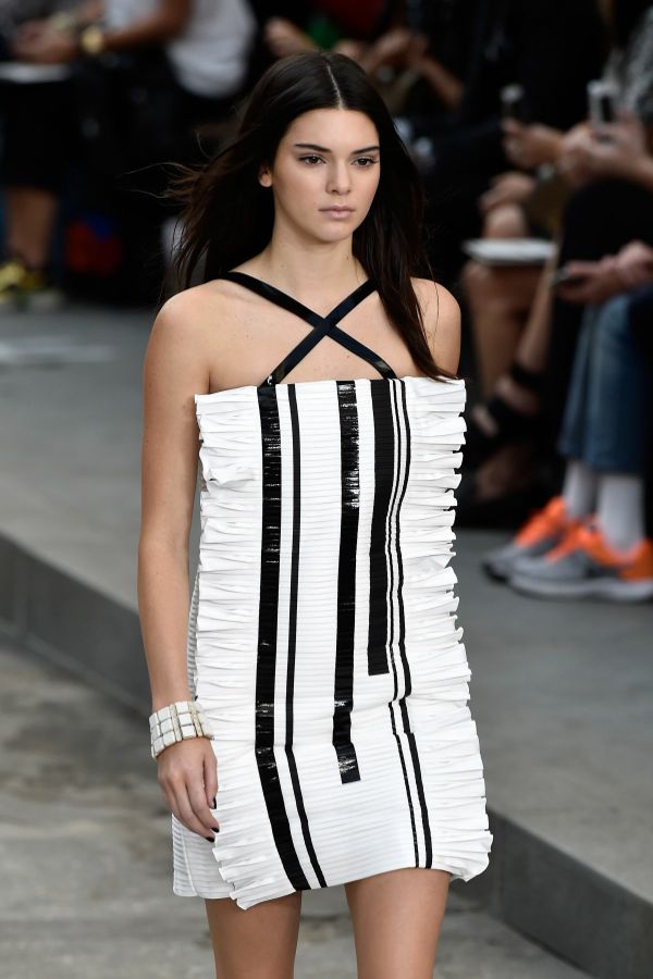 kendall-jenner-on-the-catwalk-of-chanel-runway-show-in-paris_5