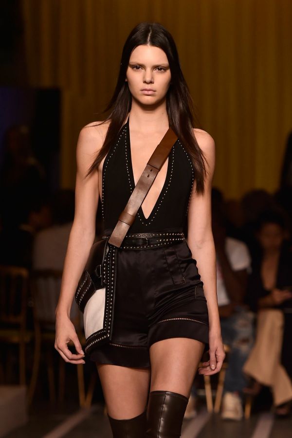 kendall-jenner-on-the-catwalk-at-givenchy-show-in-paris_1
